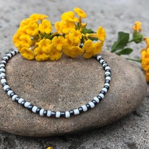 Minimalist bracelet: white/grey